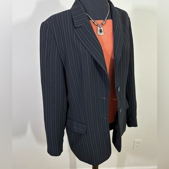 Laura Scott sz 12 blazer black pin stripe. Two button   Front pockets - Picture 8 of 14